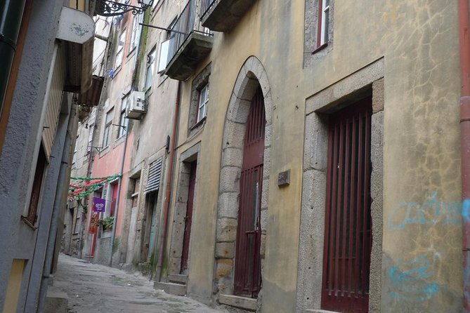3-Hour Porto Jewish Heritage Walking Tour with Local Guide - Entering The Story at Porto Cathedral, then walking toward Ribeira