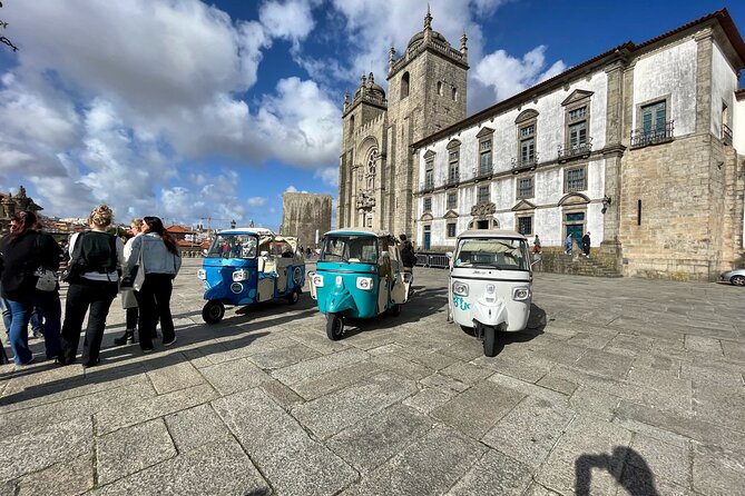 3h30 tour in Porto by Tuk Tuk - Stop 3: São Bento Railway Station tiles that stop you cold