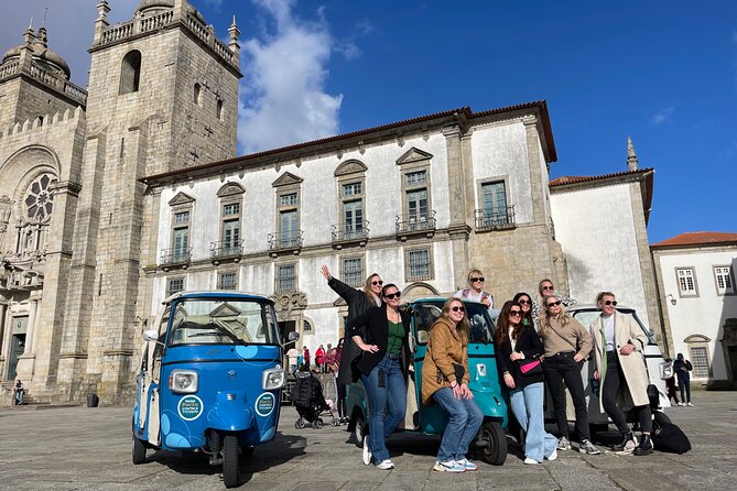 3h30 tour in Porto by Tuk Tuk - Stop 5: Igreja do Carmo and Carmelitas, two churches in one stop