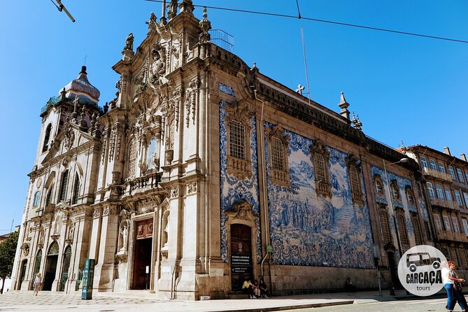 4-hour sightseeing tour in Porto - Igreja do Carmo: Baroque/Rococo style and the story of a 1.5 meter gap