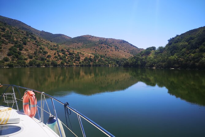 4H Private Boat Trip on the Douro River - Feel the Nature - Upstream of the dam: nine pillars, 1986 power, and real views