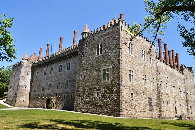 Authentic Braga & Guimarães: Small Historical Group Tour - Rua de Santa Maria: a street that connects institutions to the castle