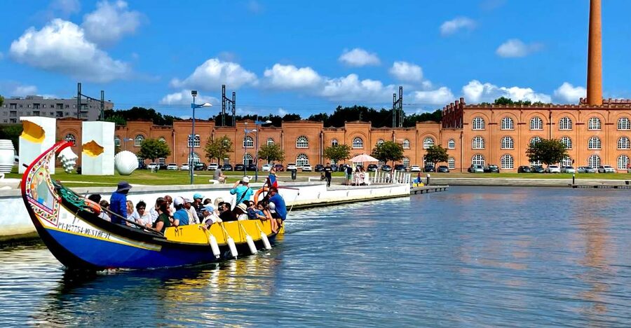 Aveiro no Coração - Passeio de barco típico em Aveiro - What you actually see on the moliceiro boat ride