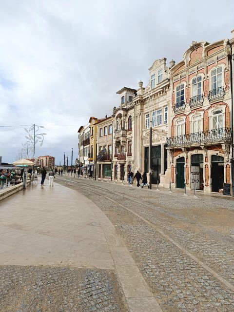 Aveiro: Private Walking Tour in the City and Moliceiro boat - Meeting in the right spot: Praça do Doutor Joaquim de Melo Freitas