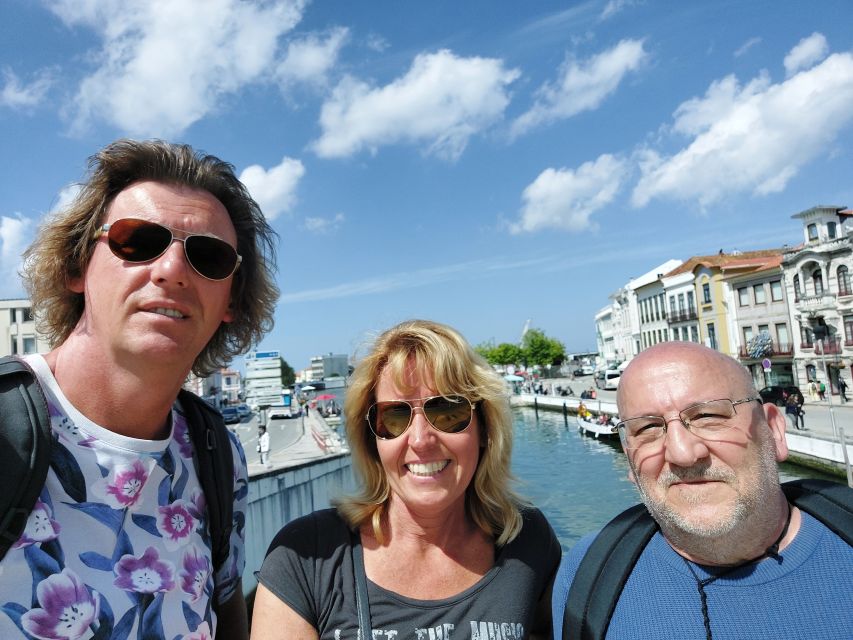 Aveiro: Stories, Canals, and Azulejos Guided Walking Tour - Getting Oriented in Praça da República and Rua de Coimbra