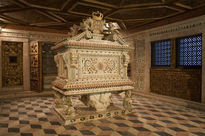 Aveiro Tour Small group, Moliceiro Cruise, Costa Nova, Vista Alegre & Lunch - Porto pickup and a five-person day plan