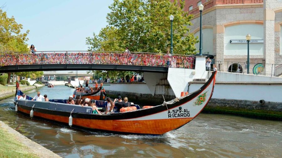 Aveiro: Traditional Moliceiro Boat Cruise - The 45-minute canal route: Art Nouveau, salt pans, Beira-Mar, and the fish market