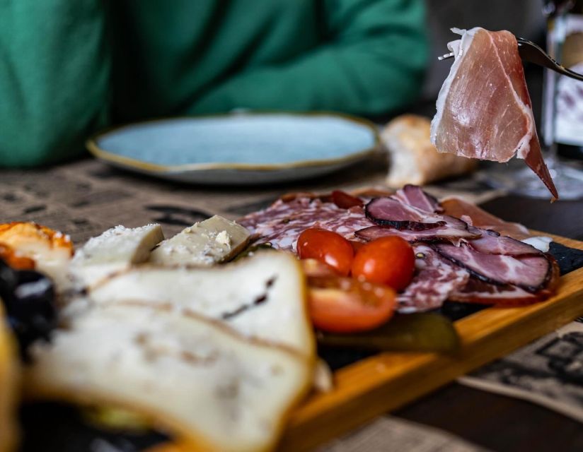 Aveiro: Wine tasting & pairing - Ricardo’s role: expert guidance in a relaxed, intimate room