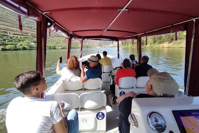 Boat tour 50min through the river Douro in Pinhão - On board with an English guide and a multi-language audio guide
