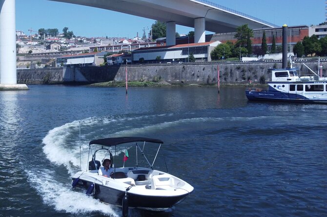 Boat Trip in Douro Porto - What happens on board: blankets, wine, and attentive pacing