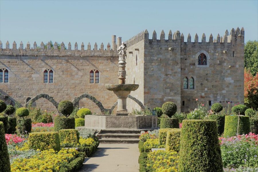 Braga and Guimarães Historical and Cultural Tour from Porto - Guimarães Castle: where the story becomes physical