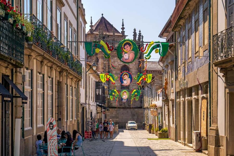 Braga: Flexible Walking Tour in Historic Center - Paço Square, Archbishop Power, and Santa Bárbara Garden Calm