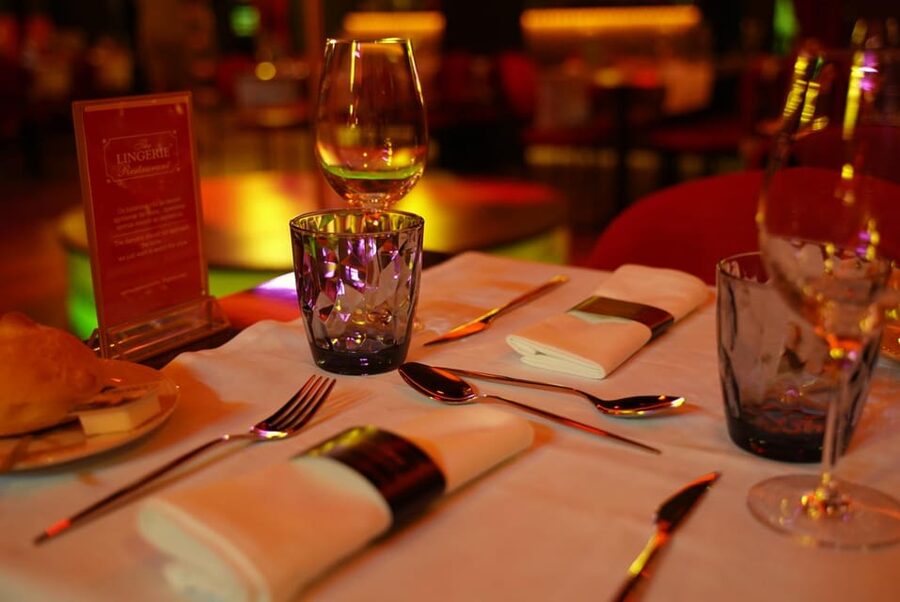 Braga: The Lingerie Restaurant Cabaret Show with Dinner - Smart casual dress code and the adults-only reality