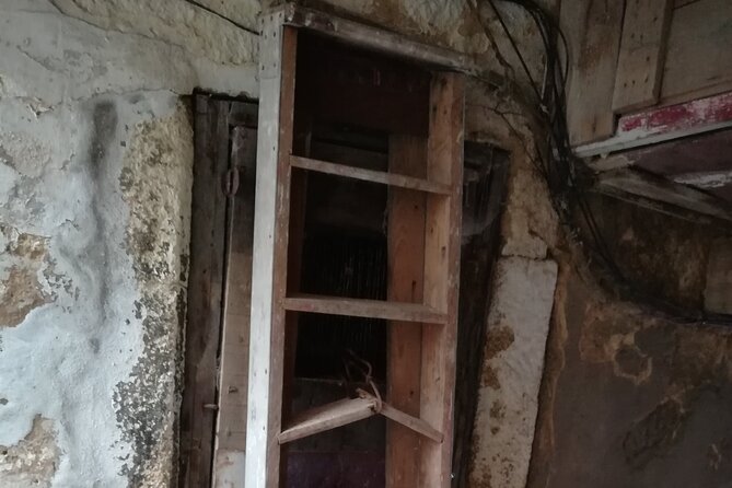 Crimes & Mysteries - City prison, a viewpoint, and the wealth behind punishment
