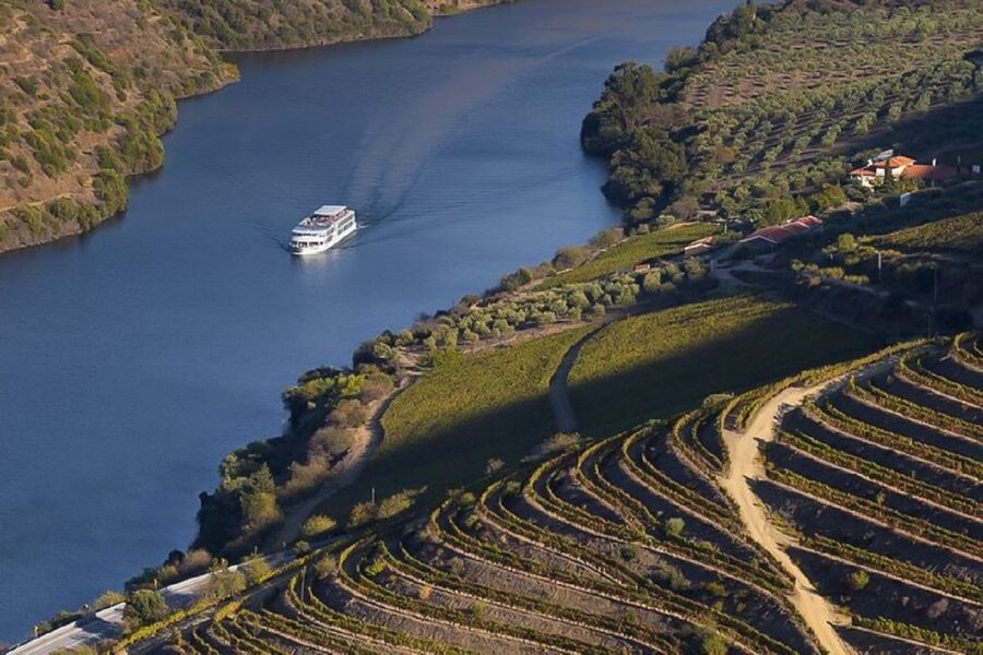 Day Cruise from Porto to Pinhão with Breakfast and Lunch - Porto to the Douro River: starting at Cais da Estiva