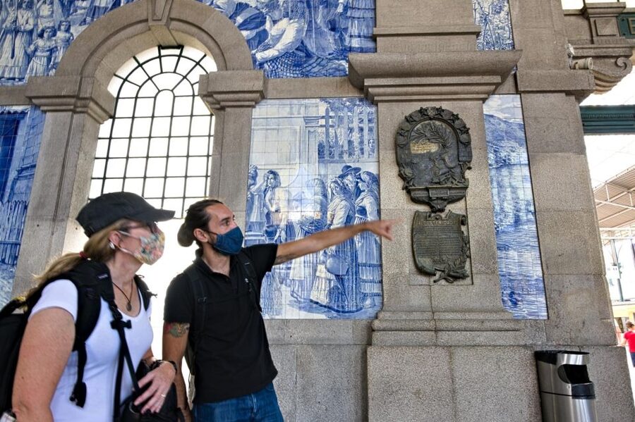 Discover Porto - A Private Walking Tour w/ Authentic Tasting - The one tasting stop: petiscos and one Portuguese drink