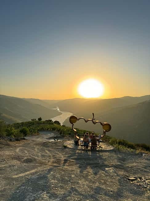 Douro offroad experience: visit to a winery and a picnic - Photo stops and a village visit that adds context