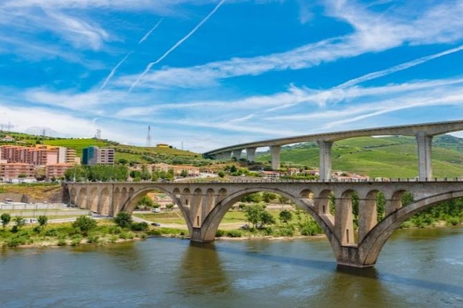 Douro Valley and Régua Panoramic Cruise with Lunch from Porto - The Porto start at São Bento, and why it’s a good location