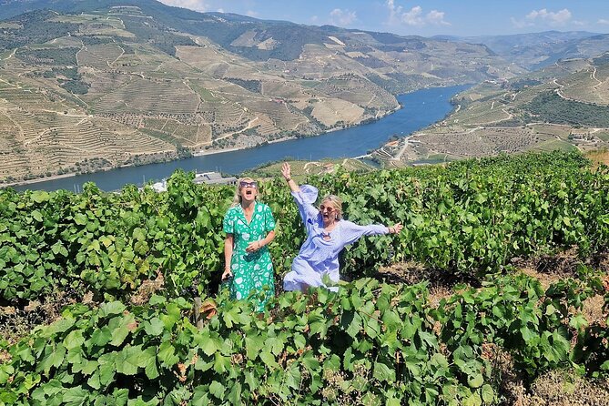 Douro Valley-Expert Guide-Boat-Lunch-Tastings-Offer wine bottle - What makes this tour work: small group size and guides who run the day