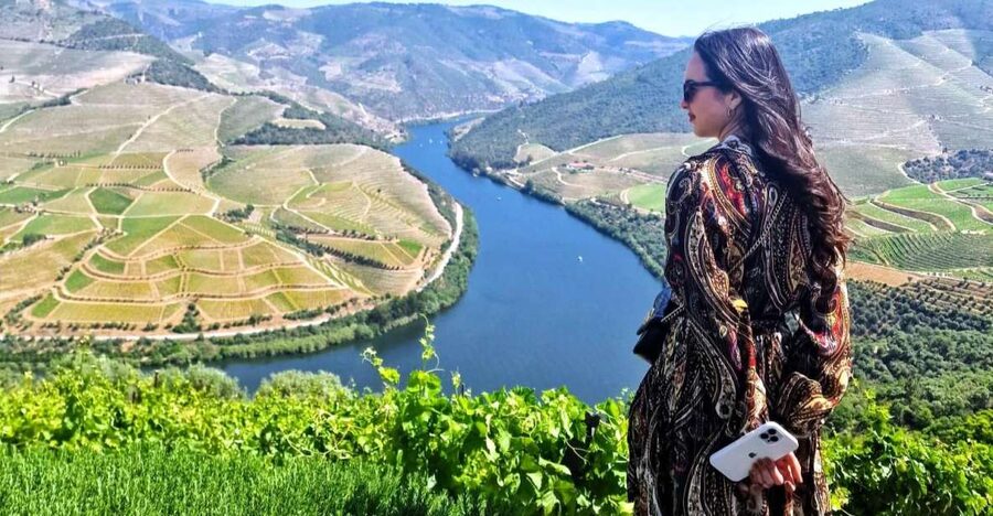 Douro Valley-Expert Guide-Boat-Lunch-Tastings PremiumService - First views and a photo stop: setting the Douro mood early