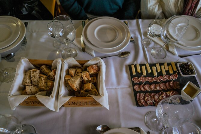 DOURO VALLEY: Lunch in a winery, tastings & 1-h private boat tour - Key points that make this Douro day work