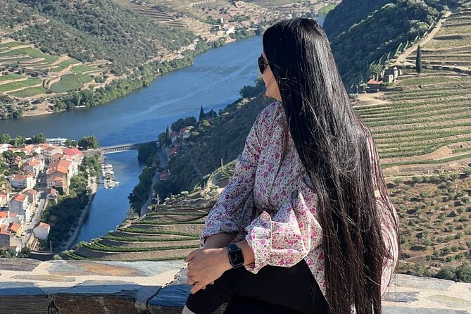 Douro Valley Luxury Wine Tour: 3 Estates, Cruise & Gourmet Dining - Stop 4: Quinta da Roêda Panascal by Croft and the cocktail break