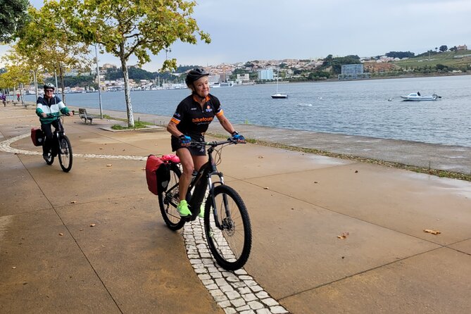E Bike Porto Downtown and Sightseeing bike tour - Traffic, cobblestones, and the final big-avenue push