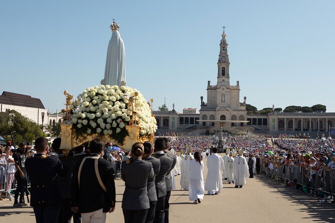 FÁTIMA Private Shrine and Pastorinhos Tour from Porto - Basilica of the Holy Trinity: a modern pause in the middle