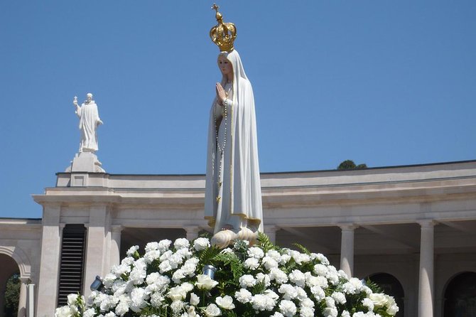 Fatima Sanctuary and Pastorinhos Village Private Tour From Porto - Capela das Aparições and Basilica of the Holy Trinity: time to slow down