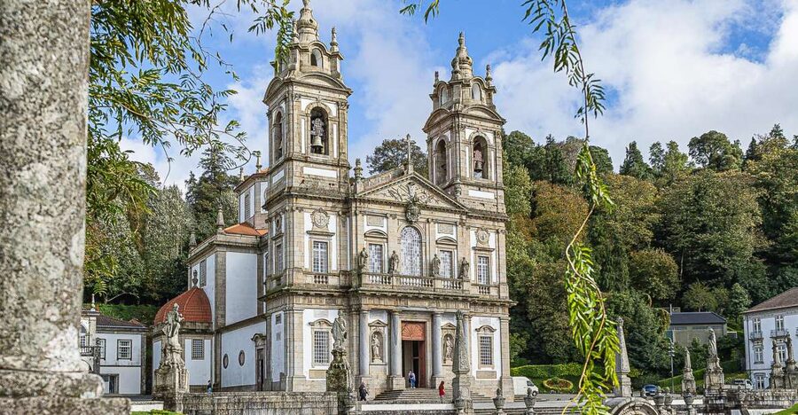 From Porto: Braga & Guimarães full day experience with lunch - Lunch in a local restaurant: vinho verde break and Portuguese comfort food