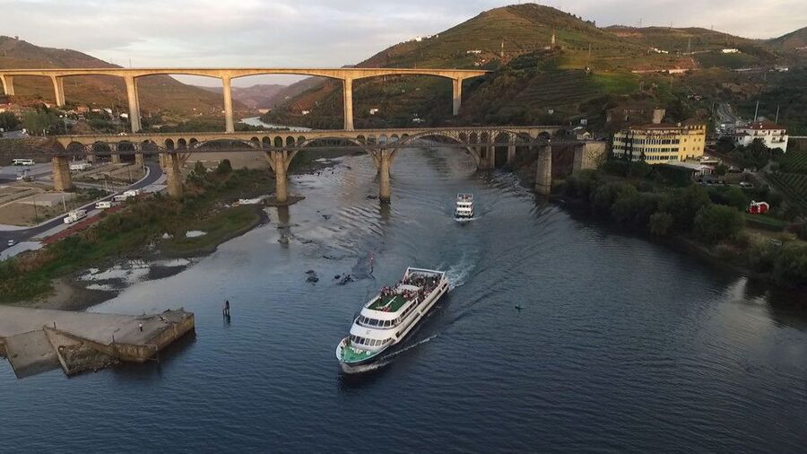 From Porto: Douro River Cruise, Winery Visit & Lunch - The long cruise on the Douro: what you actually see