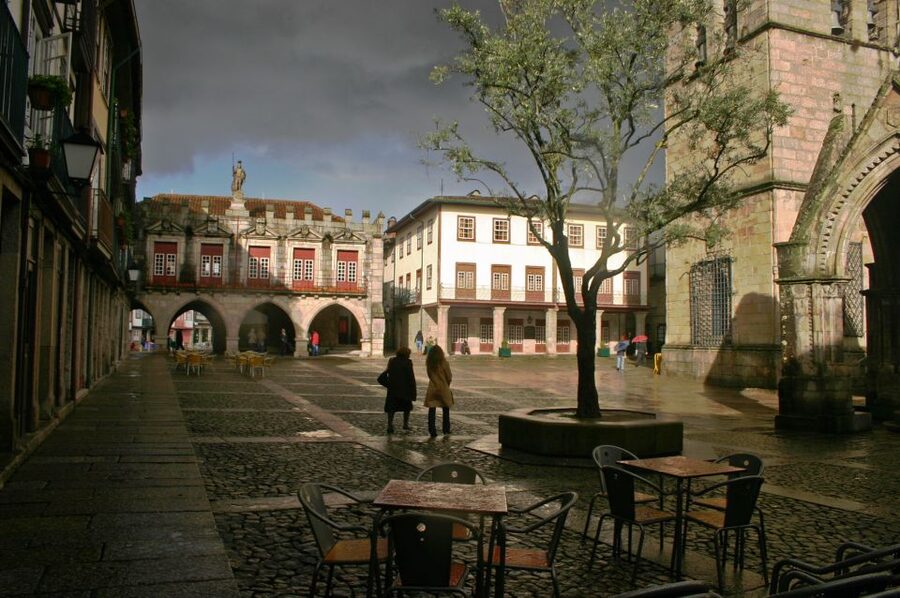 From Porto: Full-Day Trip of Minho Region - Guimarães Castle: the birthplace narrative you can walk into