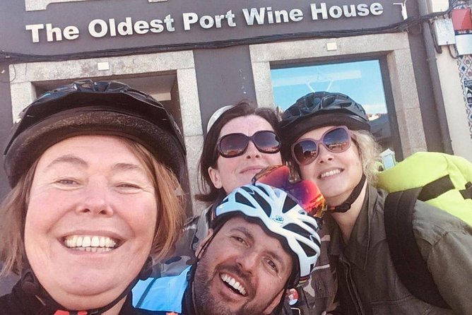 From Porto with view to Gaia: Private Bike Tour #DuckSideOfPorto - Stop 1 at Praca da Ribeira: your first bearings, your first photos