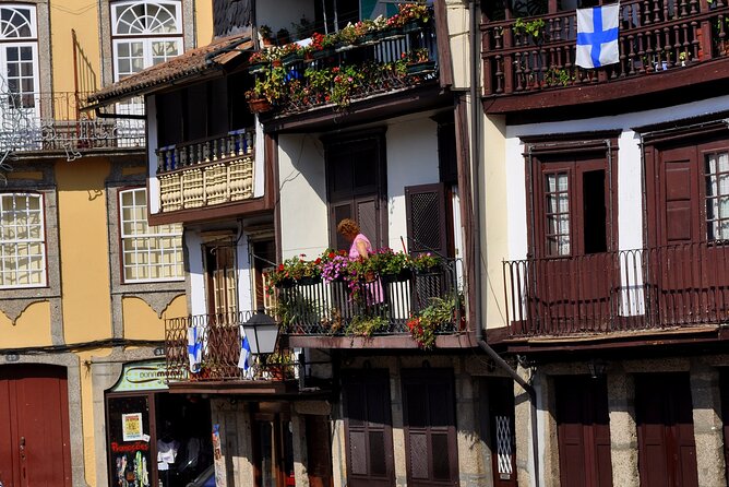 Full-Day Braga & Guimarães Guided Semi-Private Tour with Lunch from Porto - Guimarães Castle: Independence in 30 Minutes of Stone