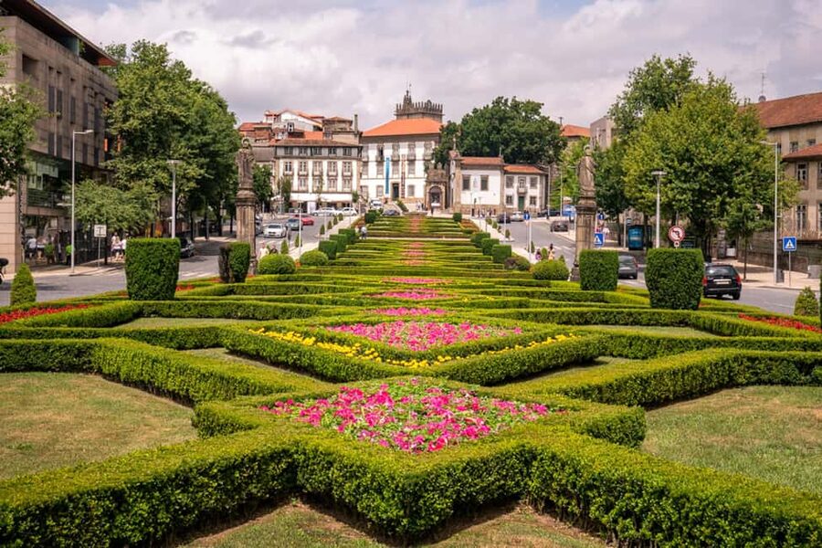 Guimarães: Flexible Walking Tour in Historic Center - Walking the Footpath on the Walls, Then Looping Back