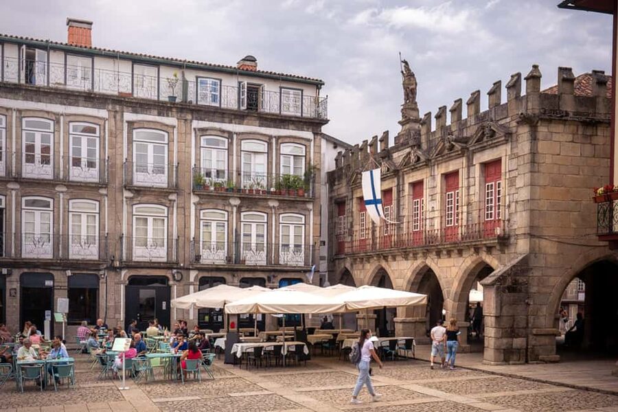 Guimarães: Flexible Walking Tour in Historic Center - Getting Started at Campo de São Mamede, Behind the Castle
