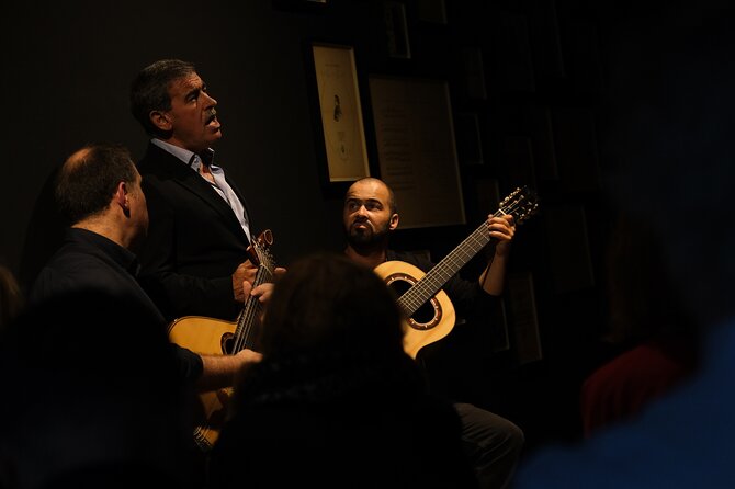 Ideal Clube de Fado - Ideal Clube de Fado in Porto: a vintage room built for listening