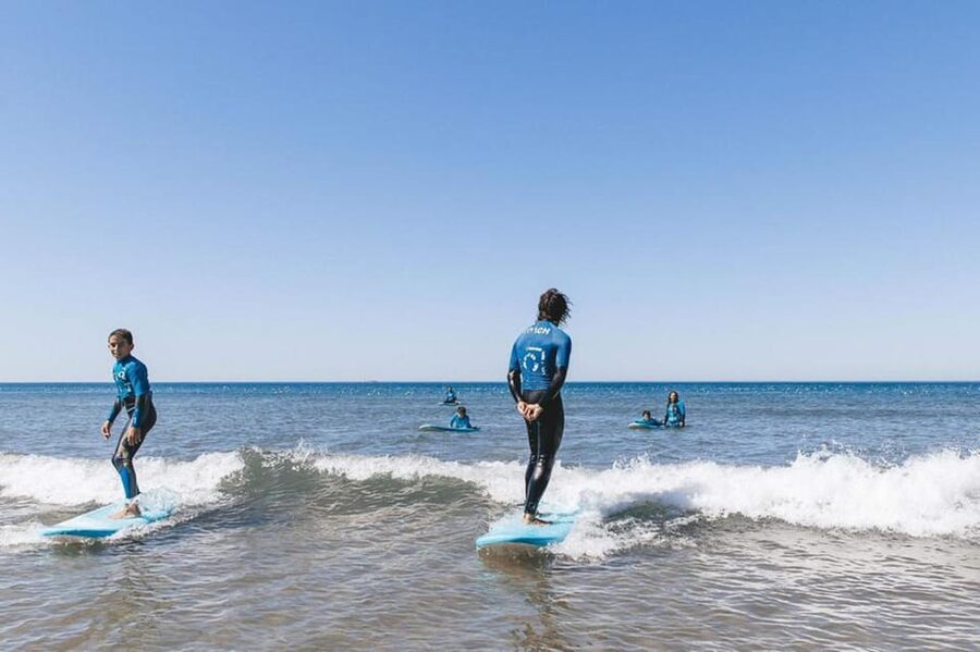 Matosinhos: Best surf Lesson with all equipment - Small groups up to 8: better coaching, faster feedback