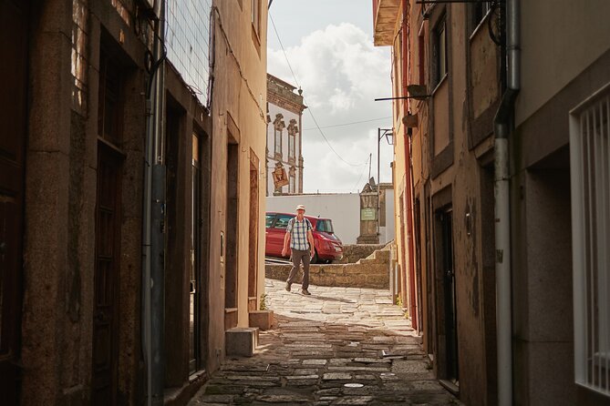 Mobile Photography through Porto hidden streets - What editing and publishing support looks like