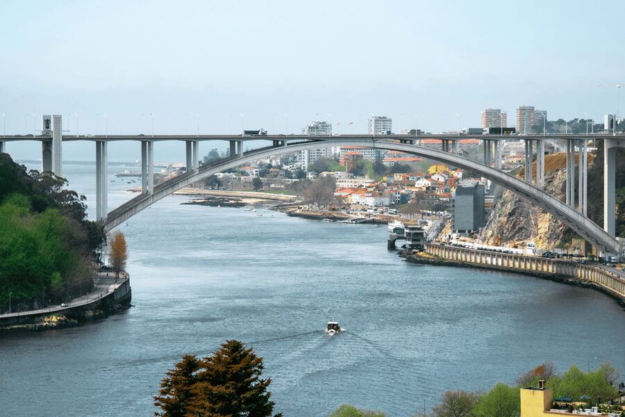 Oporto Tuk Tuk Tour: Among bridges and mysteries - 1.30h - Infante Dom Henrique and Arrábida: Where Old and New Meet