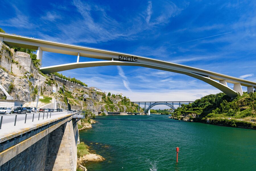 Oporto Tuk Tuk Tour: Among bridges and mysteries - 1.30h - The Live Guide: Stories That Give the Bridges Meaning