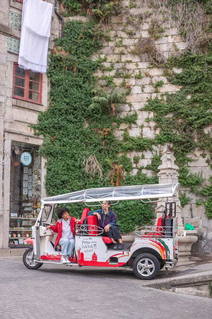 Oporto Tuk-Tuk Tour: Fast, Fun & Flexible – 1H to Full Day! - Meeting at Sé Cathedral and how the first minutes matter
