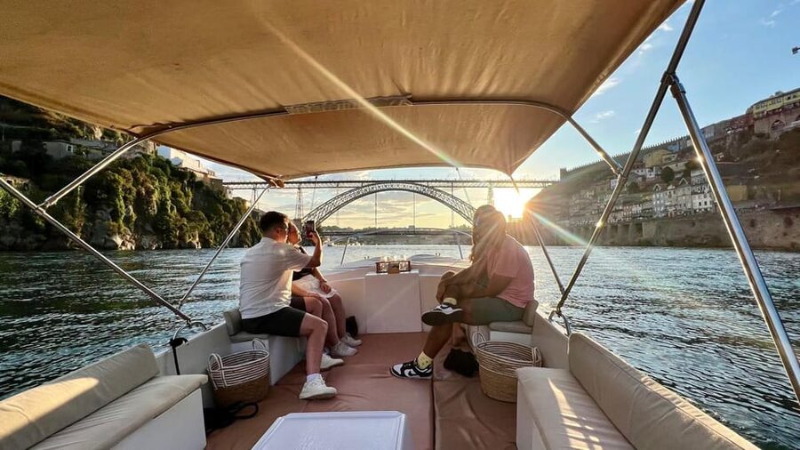 Passeio Barco 6 Pontes Douro com degustação vinho do Porto - Why this 6 Bridges Douro cruise feels different from typical Porto sightseeing
