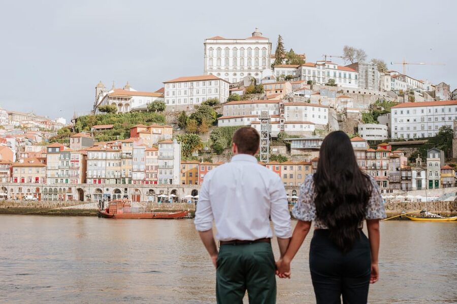 Photoshoot in Porto - How a 1-hour couples session stays relaxed (even if you hate posing)