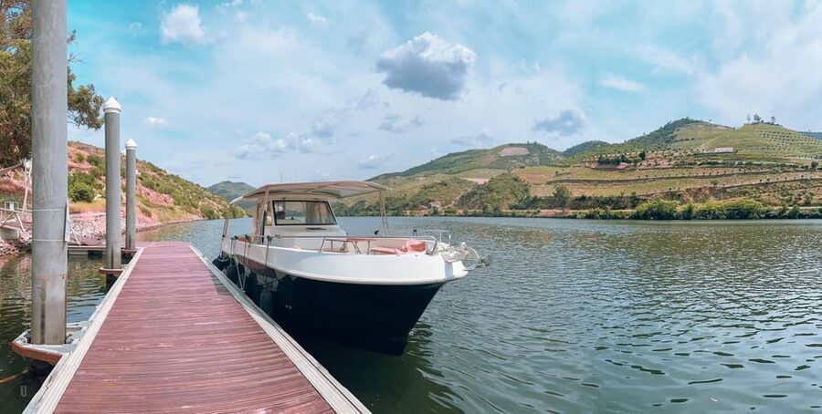 Pinhão: 1 Hour SUNSET Cruise with Sparkling Wine - Finding The Dock: The DELTATUR Green Flag at Pinhão