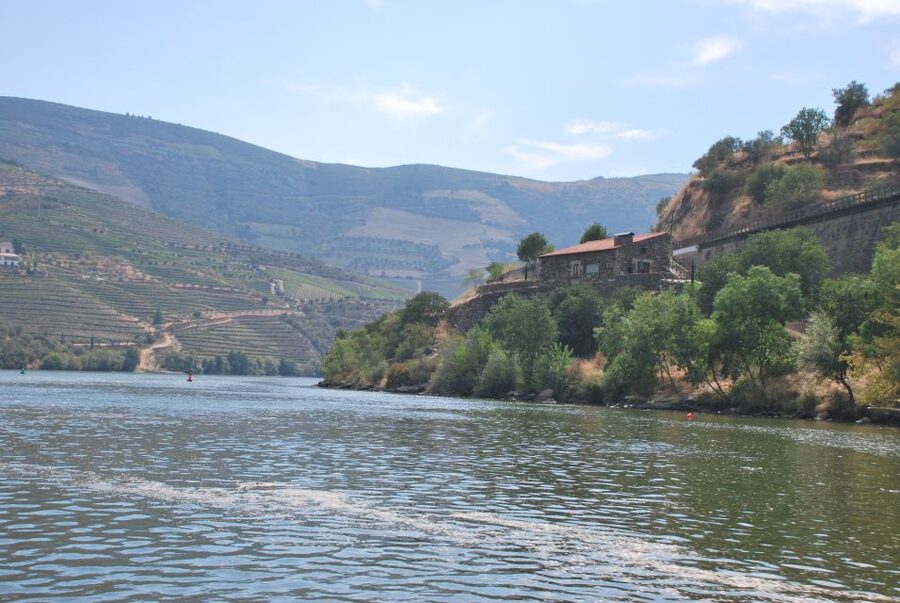 Pinhão: 2-Hour Rabelo Boat Tour with Audio Guide - Where the tour starts in Pinhão, and why that location helps
