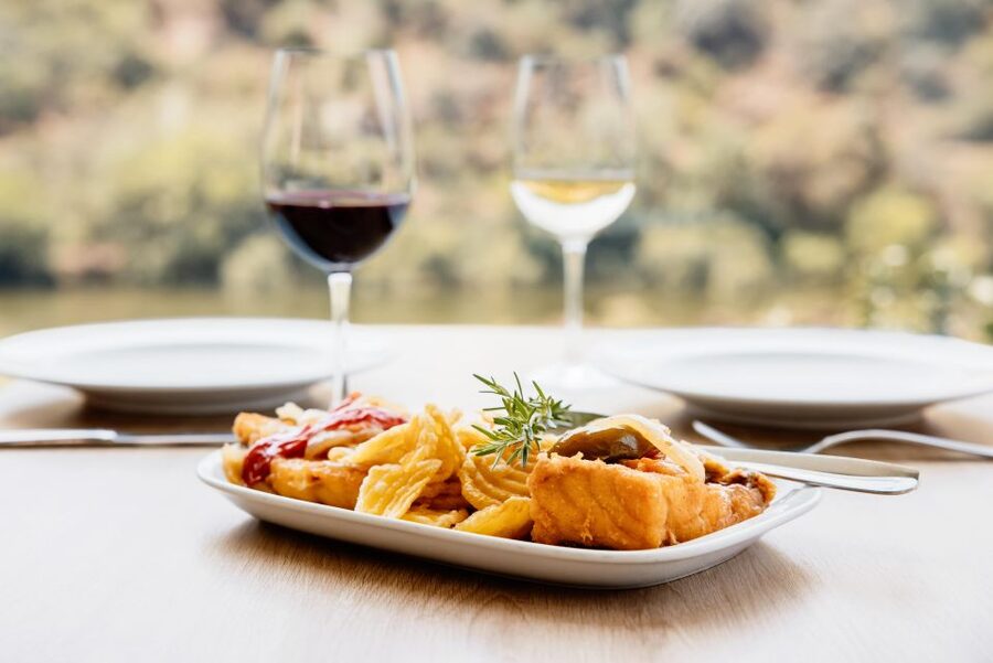 Pinhão: Douro River Boat Tour with Lunch - 1h15 on the Douro River: the views, the welcome drink, and boat comfort