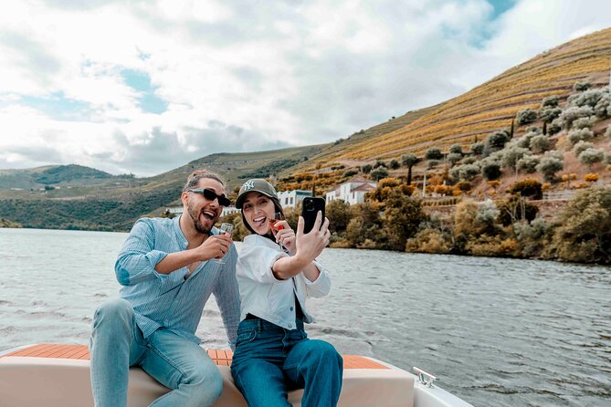 Pinhão: Electric Boat Experience 1h - Taste of Two Wines - What You See on the 1-Hour Douro River Cruise
