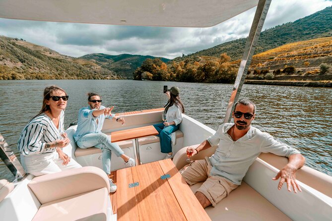 Pinhão: Electric Boat Experience 1h - Taste of Two Wines - Guide Time With David and Fabiana: How to Get More From the Hour