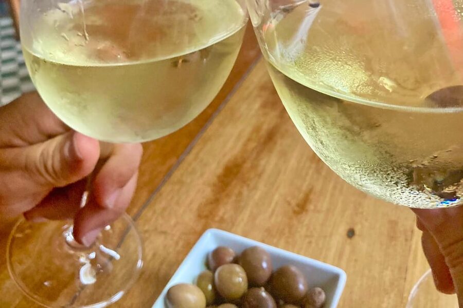 Port wine & wine walking tour with culture - max 8 pax - Stop 1 in Porto: green wine with regional specialties